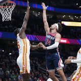Clint Capela (à gauche) au contre face à Corey Kispert. KEYSTONE/AP/Manuel Balce Ceneta